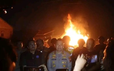 Polisi Hajar Jermal 15, Barak Dibakar, Listrik Diputus.